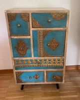 Indische Kommode mit kunstvollem Metallbeschlag