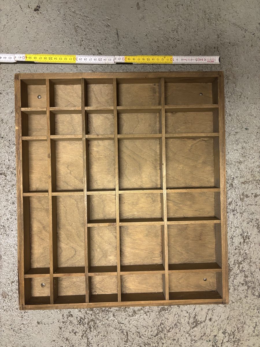 Scaffali: Wooden display shelf  – Usato da Zürich venduto da miasnail