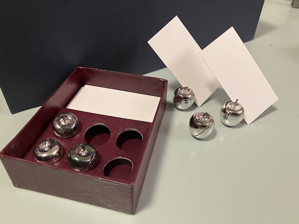 Supporti a parete: 6 Tischkarten-Halter, Stahl – Nuovo e nell'imballaggio originale da St. Gallen venduto da jbr_q7tx 1