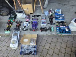 Lot de voitures radiocommandées et pièces détachées.