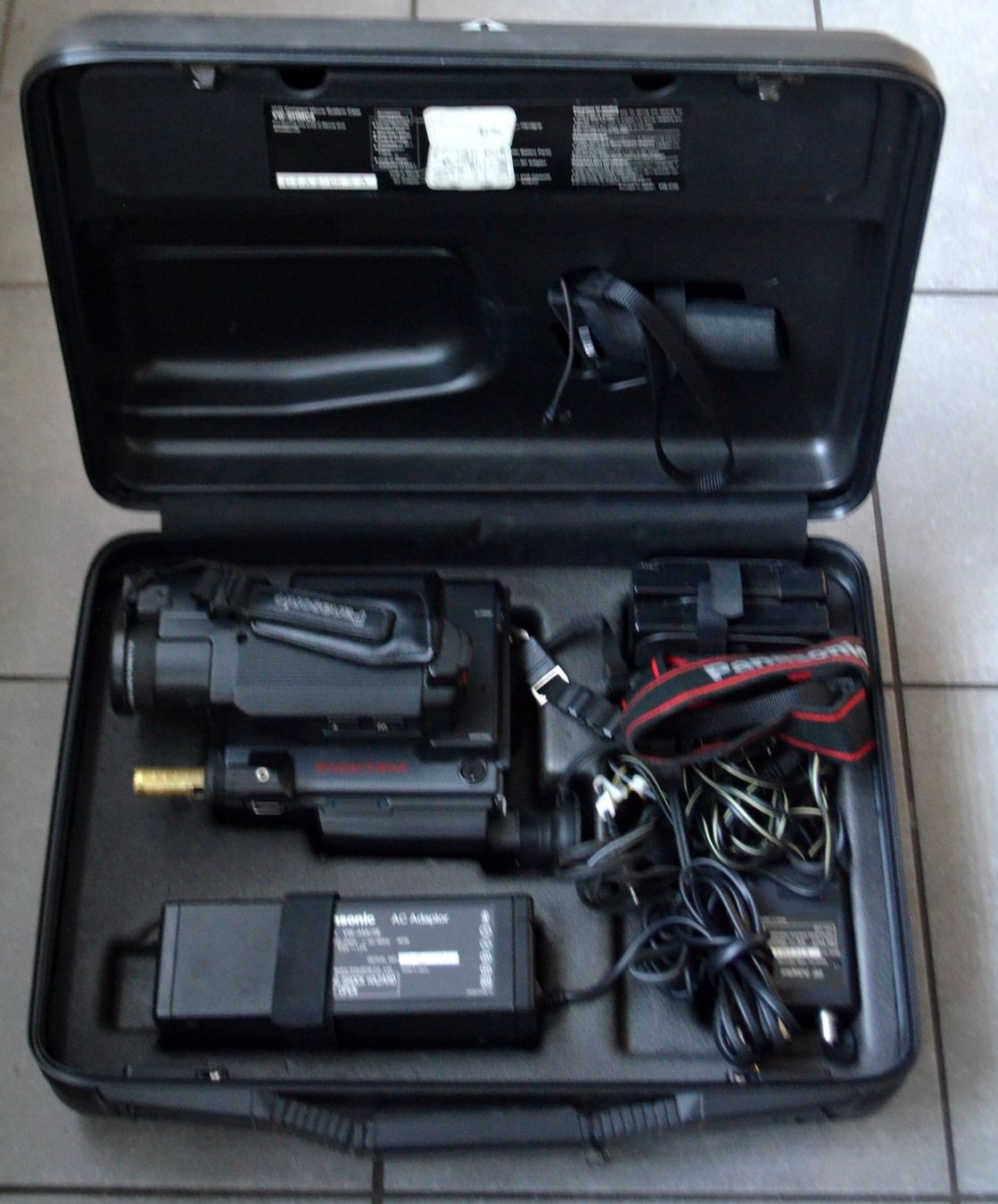 Panasonic Videocamere: Panasonic NV-MC5E Camcorder / caméscope VHS-C – Usato da Collonges venduto da arashee