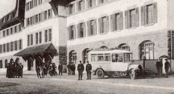 Cartoline postali: Vallorbe  VD  -   La gare  /  CarPostal  -  Postauto – Usato da Brig venduto da Valcards54 1