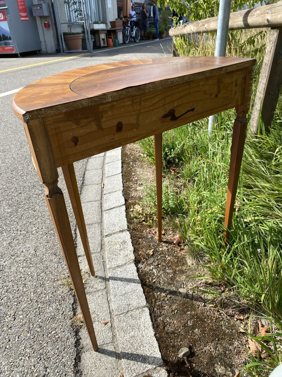 Tische: Tisch klein, halbrund – Defekt aus Glattbrugg von Pischte.Brockenhaus 6