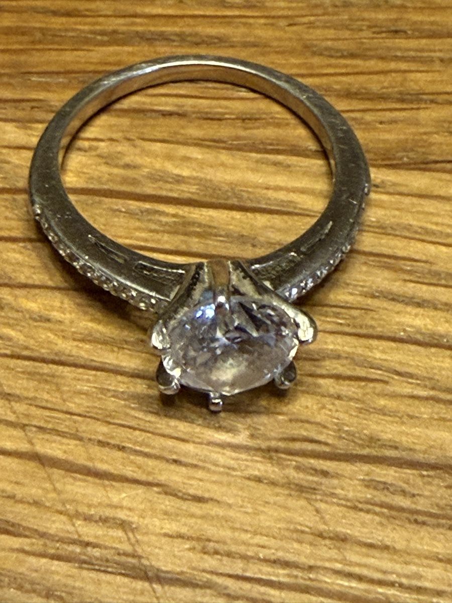 Anelli: Wunderschöner Fingerring mit grossem Stein – Usato da Goldach venduto da Messerguru