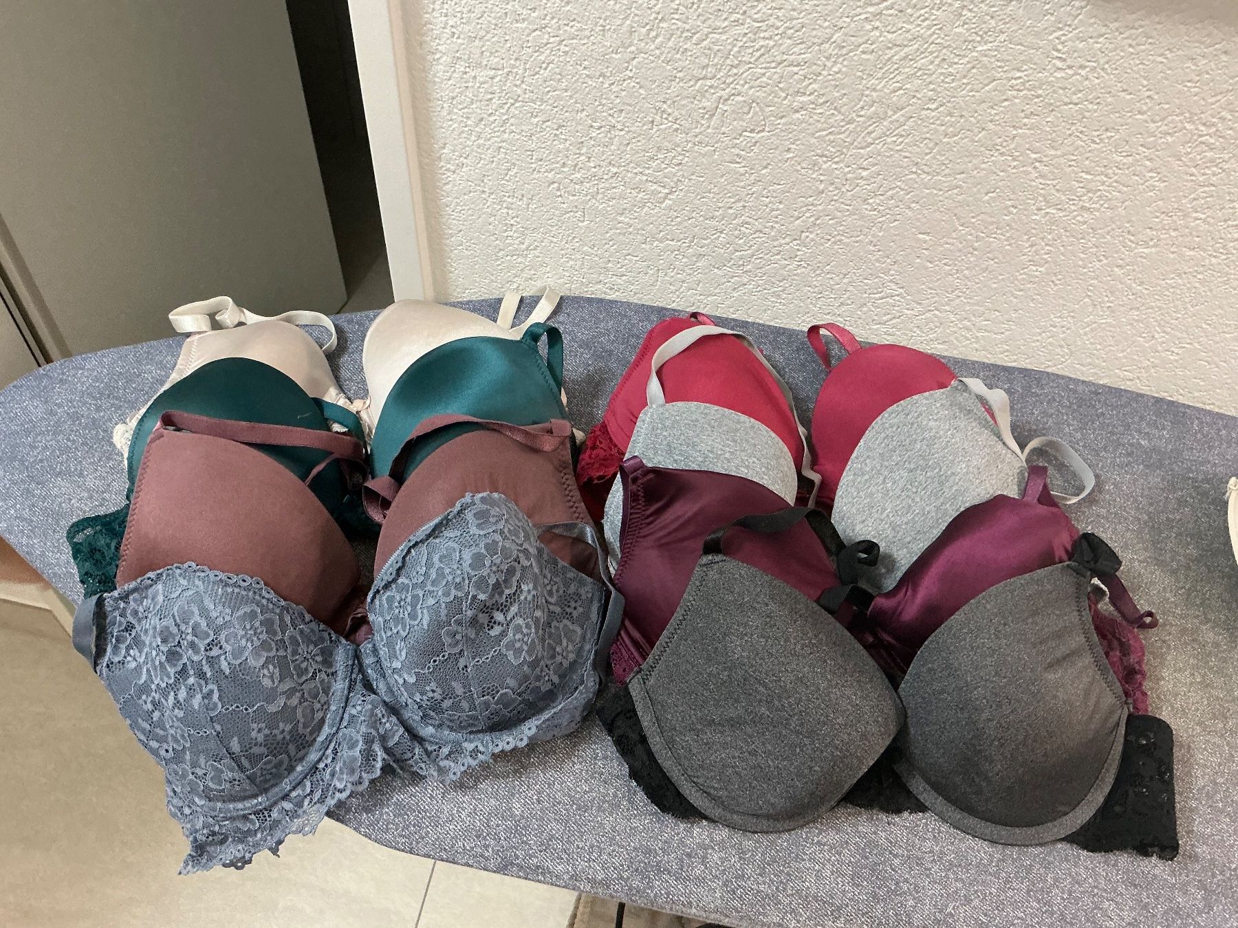 Altra biancheria intima: BH-Sammlung: Verschiedene Farben Gr.80C – Usato da Würenlos venduto da Tina48 2