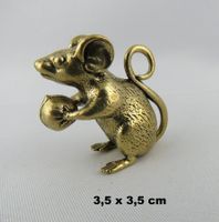 Dekorative -  Messing - MAUS mit Nuss - 3,5x3,5cm