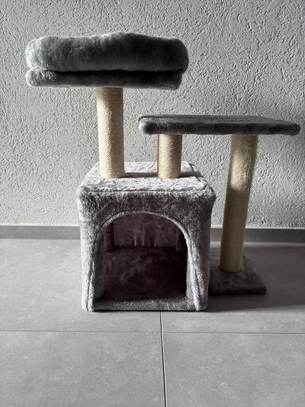 Katzenbaum - Kratzbaum: Arbre à chat gris avec niche  – Gebraucht aus Bex von Boxy03