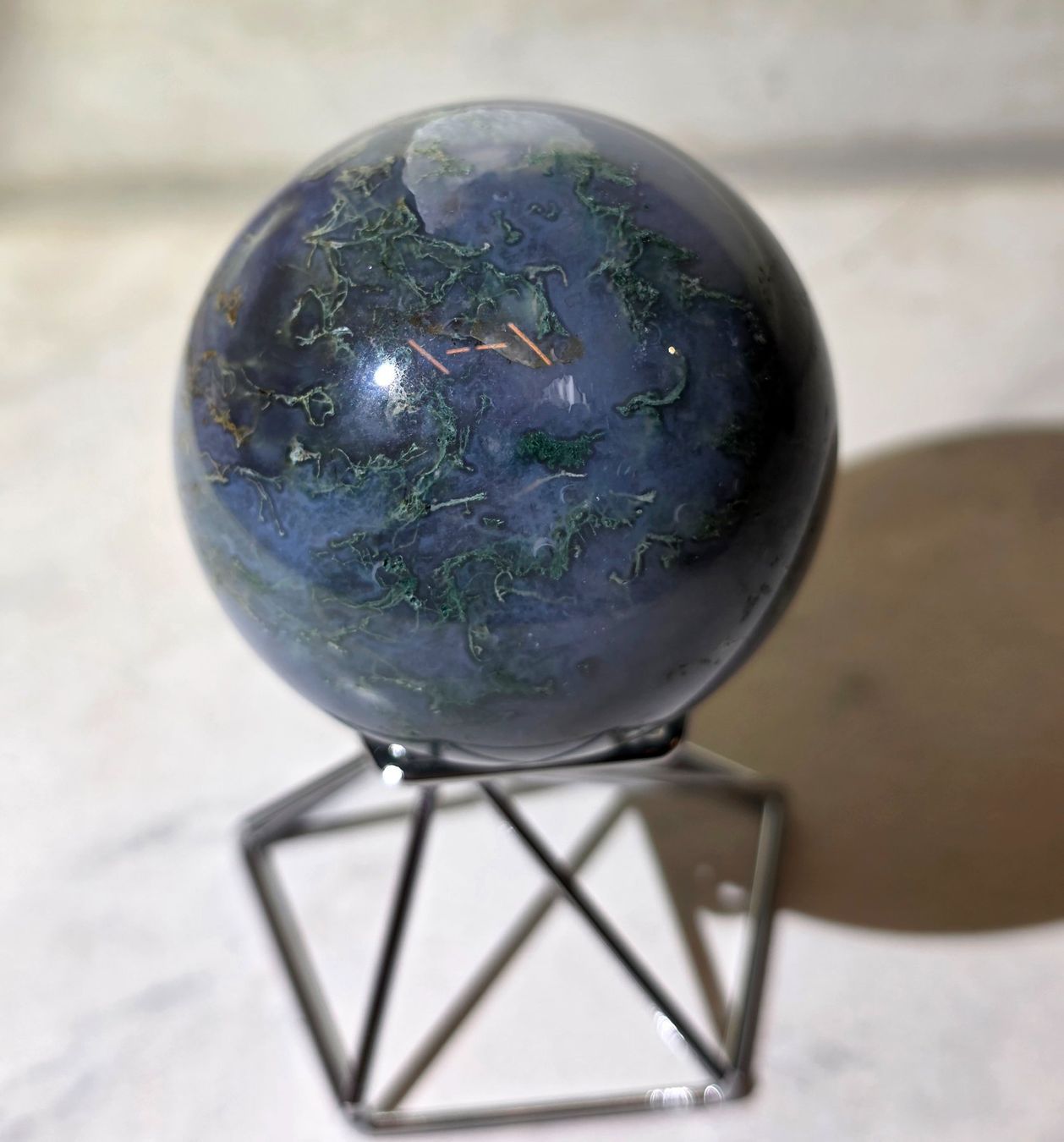 Minerali & Pietre curative: Blaue Moosachat Kugel MA5 50mm 187g – Nuovo e nell'imballaggio originale da Matzingen venduto da Shay_Crystalz
