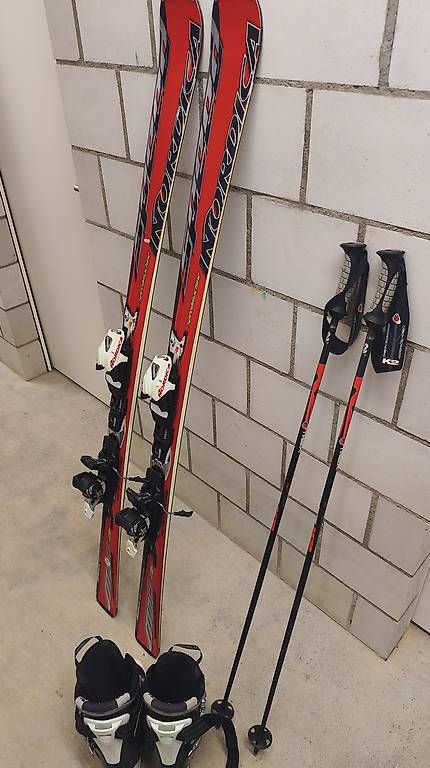 Sci: Ski mit stöcken und schuhe – Usato da Walliswil b.Wangen venduto da Leamsi