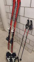 Ski mit stöcken und schuhe