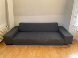 Dunkelgraues Stoffsofa