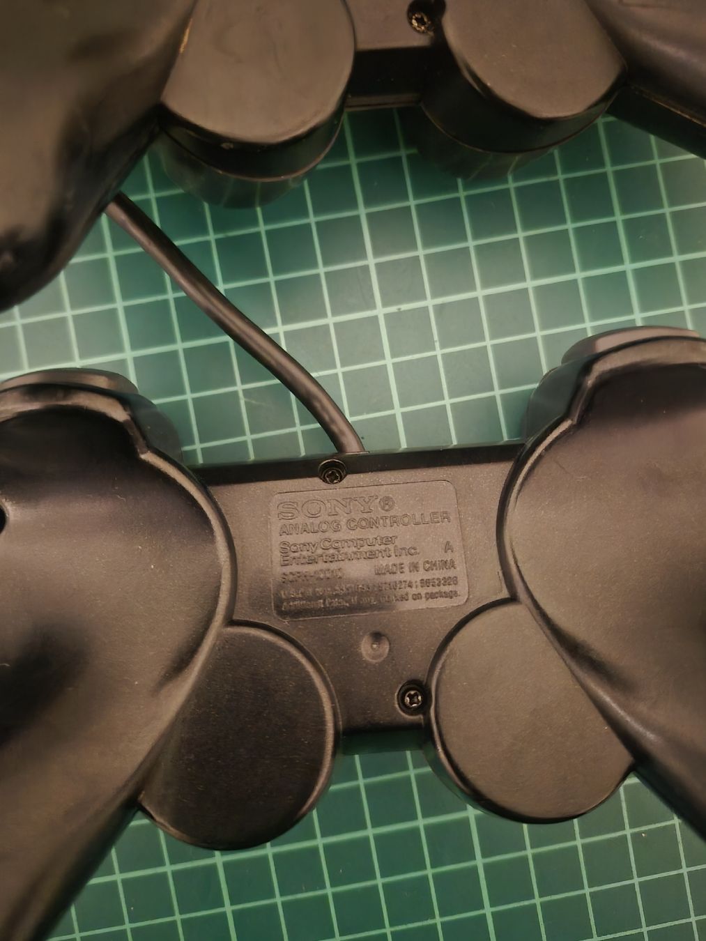 Sony Controller: 2 Playstation 2 PS2 Controllers - Great for Retro Gaming! – Usato da Meyrin venduto da Retro-GZ 1