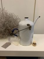 antike weisse Petroleumkanne
