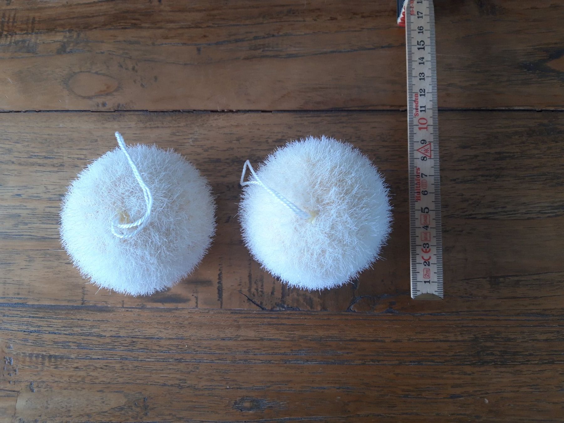Alle Dekorationen: 2 creme weiss Schneeoptik Weihnachtskugel Christbaumschmuck – Gebraucht aus Feuerthalen von tanatha_st 1