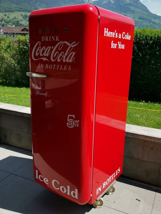 Vintage Coca-Cola-Kühlschrank auf Rädern Höhe: 92 cm. Br…