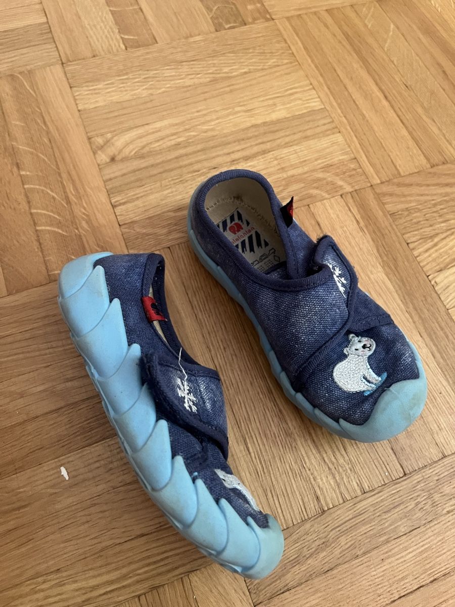 Elefanten Schuhe für Jungen: Pantoufles Elefanten size 24 – Gebraucht aus Bellevue von utilisatratice