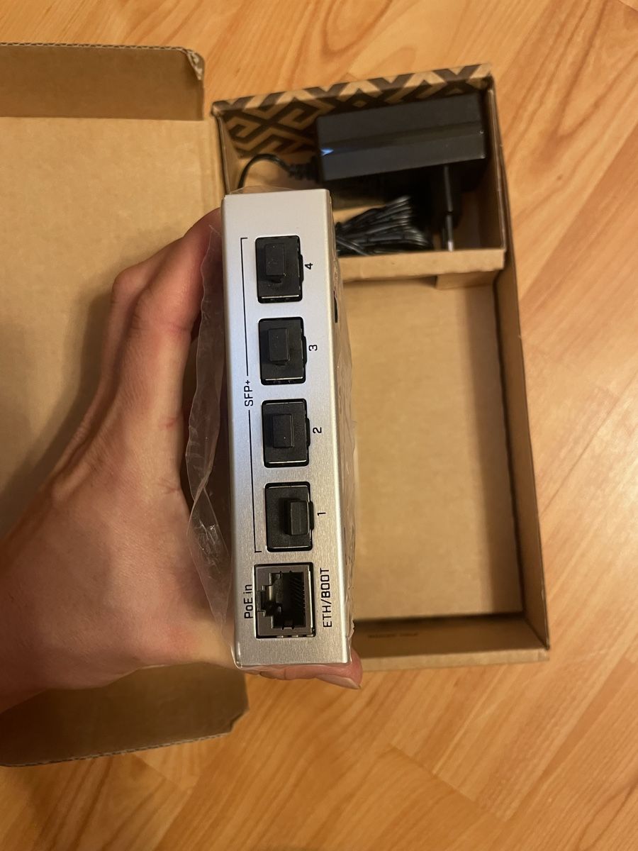 Mikrotik Modems & Router: MikroTik CRS305-1G-4S+IN – Neu und originalverpackt aus Winterthur von Ala_Minor 2