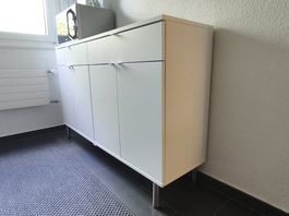 IKEA VIHALS Sideboard weiss neuwertig, mit Edelstahlfüssen