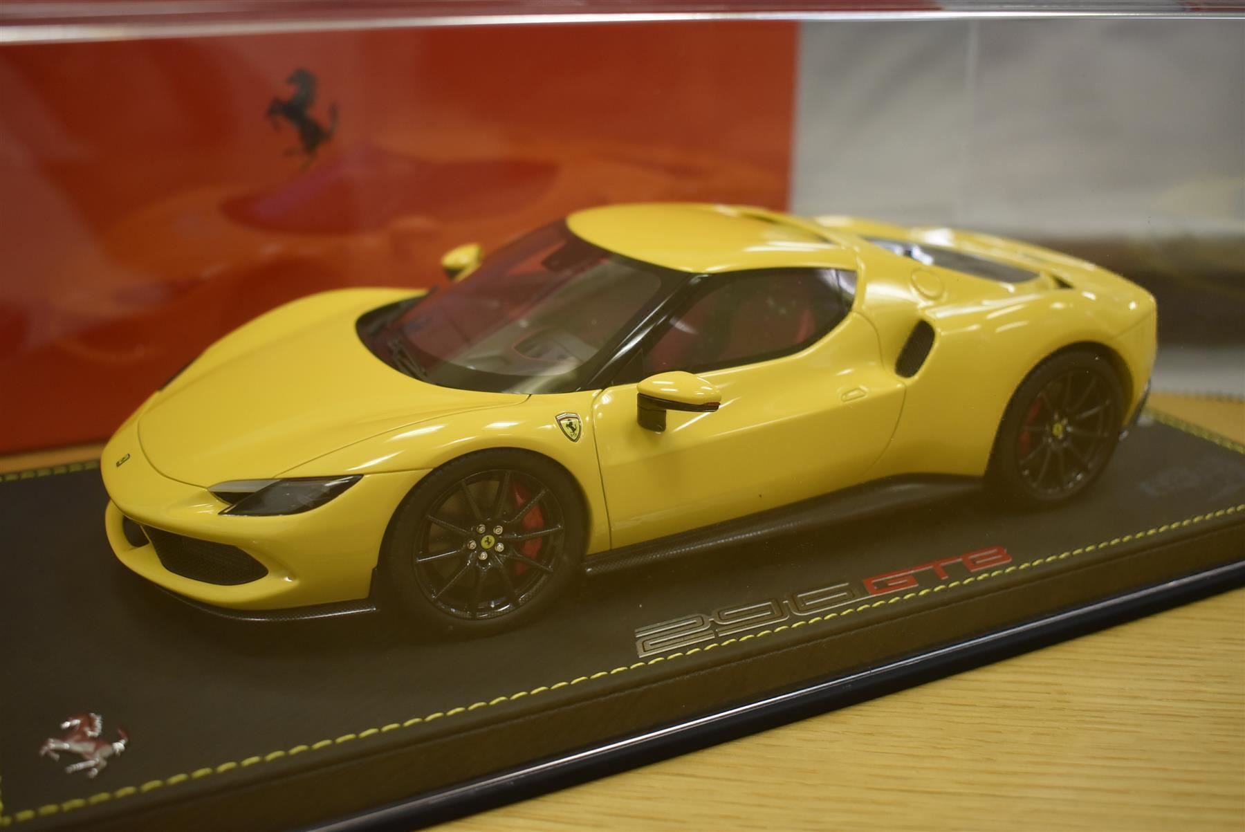 Modellini d'auto: Ferrari 296 GTB gelb 1/18  BBR – Nuovo e nell'imballaggio originale da Stein AR venduto da Krabbe2