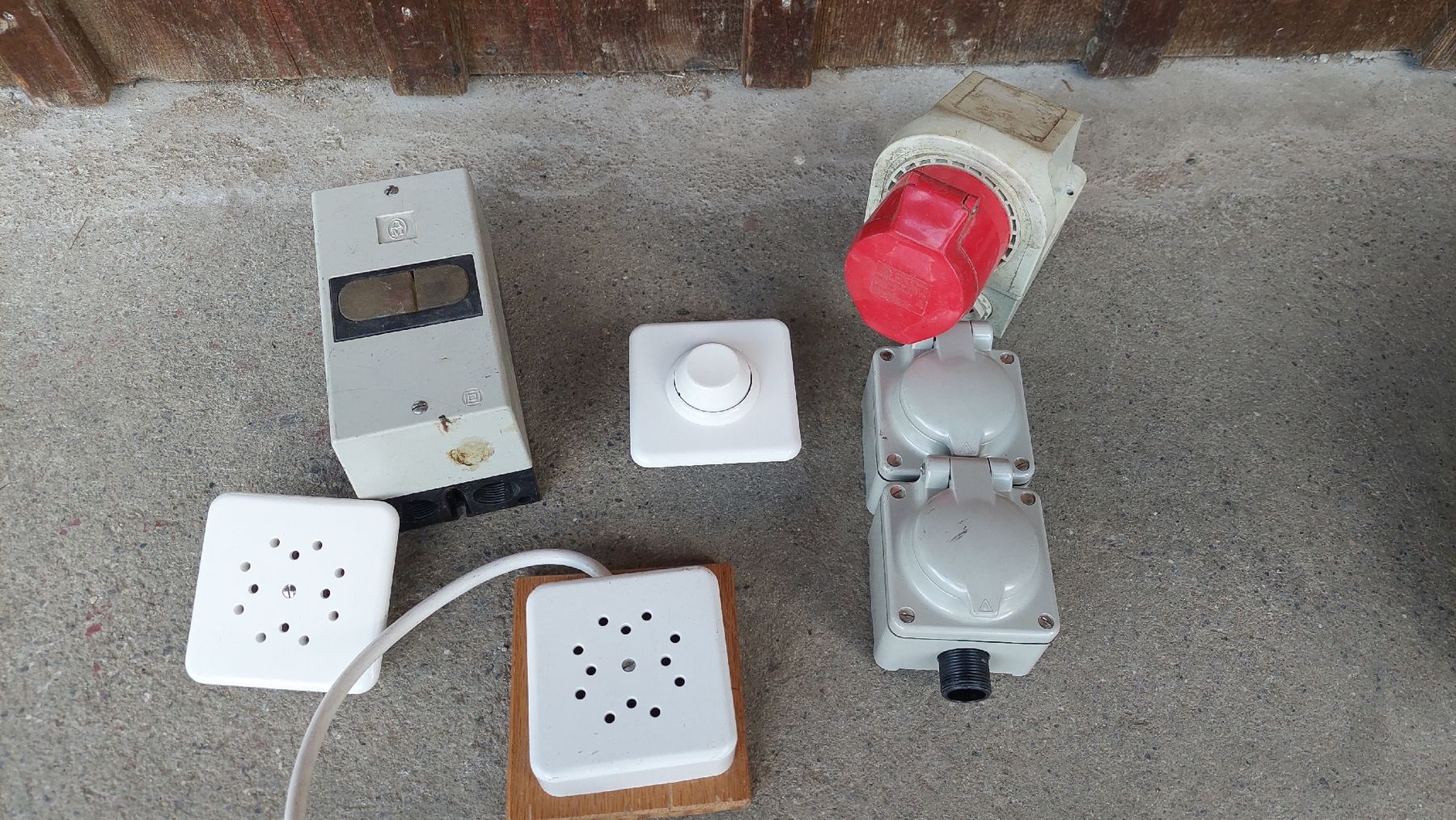 Stecker: Verschiedene Schalter und Steckdose – Gebraucht aus Niederuzwil von Dakitiki 3