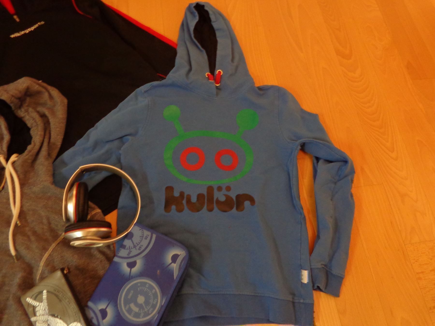 Lotti & Set di vestiti: Pulli/Shirts/Etui/Kopfhörer etc – Usato da Greifensee venduto da Toggi11 3