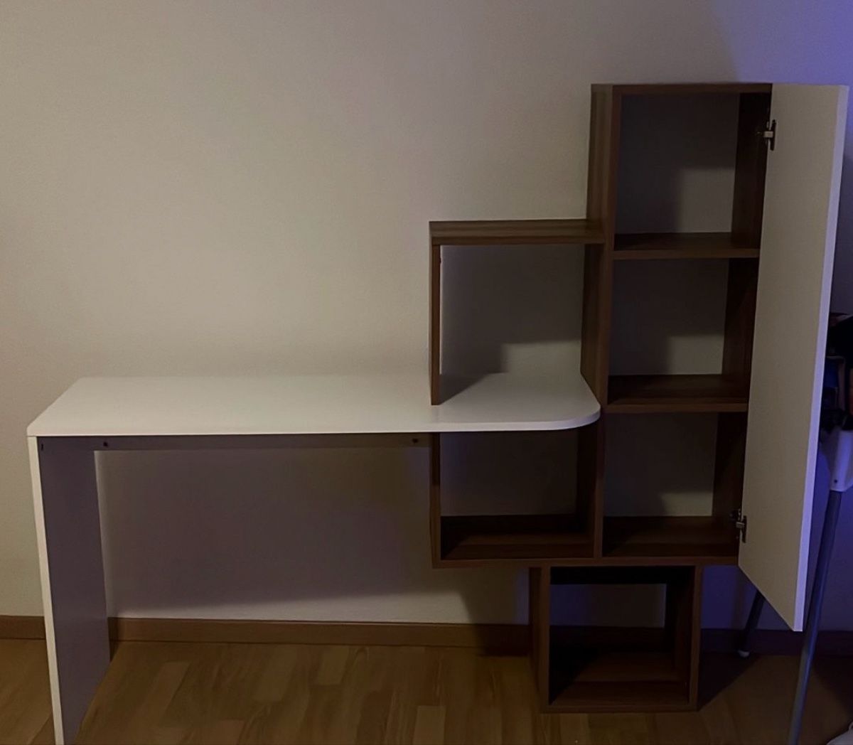 Scrivanie: Bürotisch mit Regal - weiss und hellbraun – Usato da Pfäffikon SZ venduto da sunshine.7
