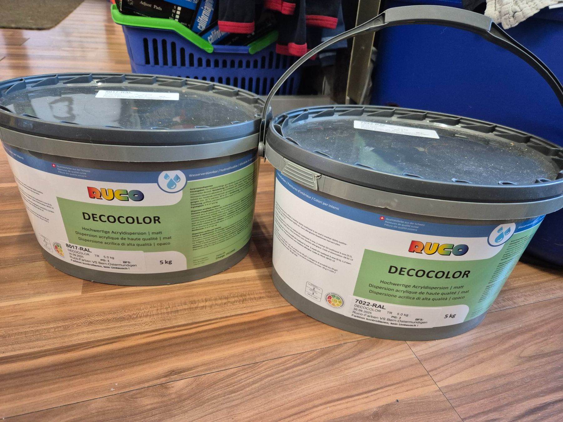 Colori: RUCO DecoColor Farbe, je 5kg, RAL 8017 oder RAL 7022 B – Nuovo e nell'imballaggio originale da Schwarzenburg venduto da Flamingo07