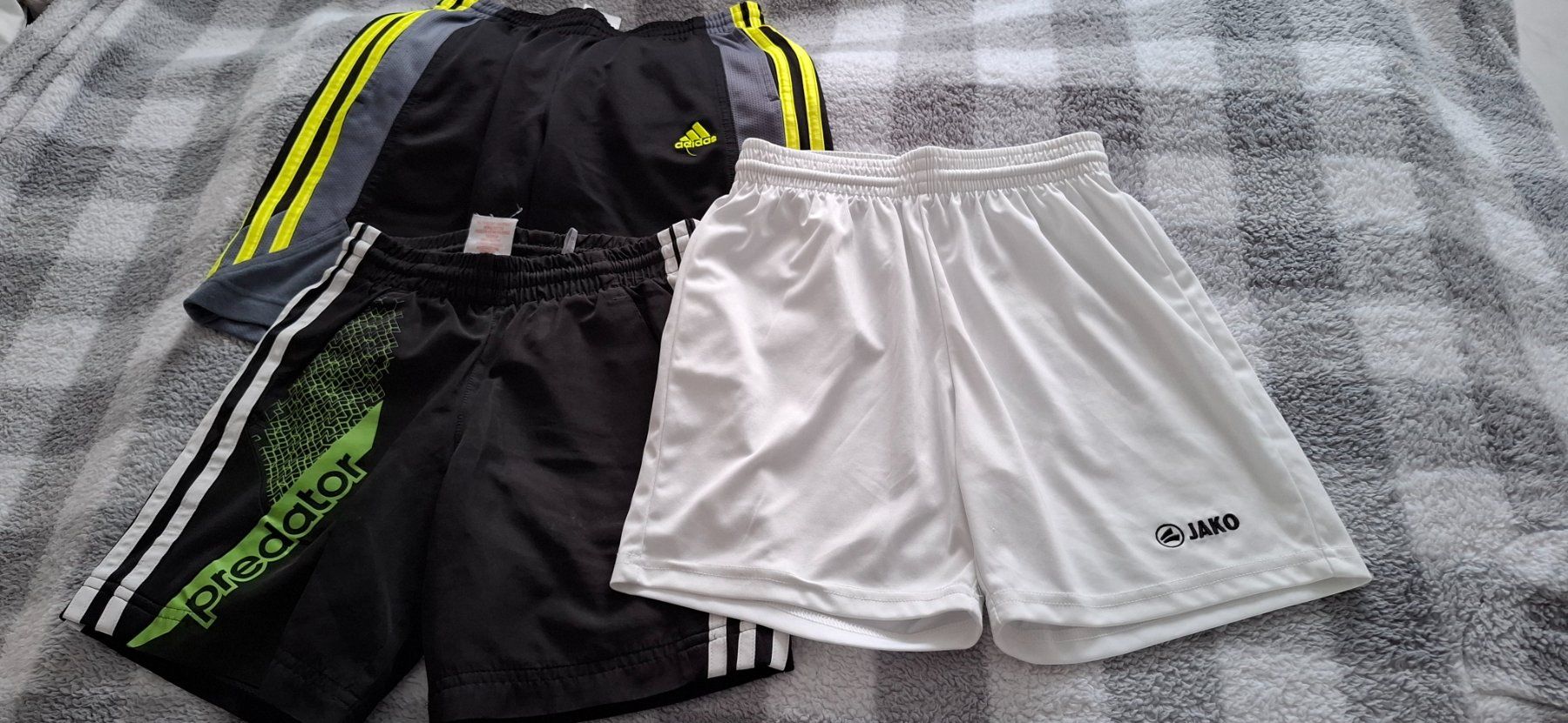 Pantaloni: Kurze Hosen Set Gr 128 – Usato da Ballwil venduto da fischli01