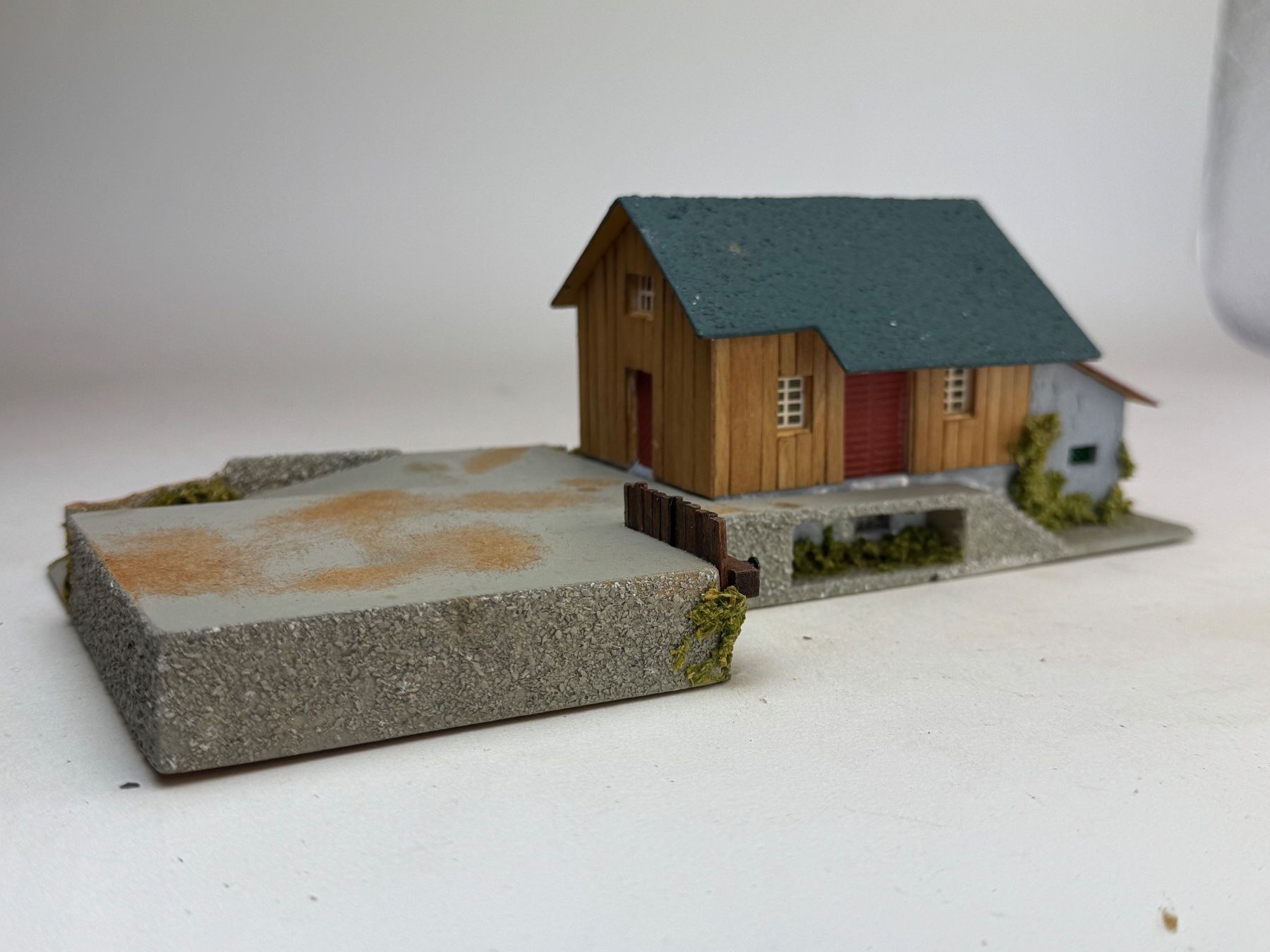 Vollmer Modelleisenbahnen: RA- Faller Güterschuppen Fertigmodell – Gebraucht aus Elm von Wikmtz