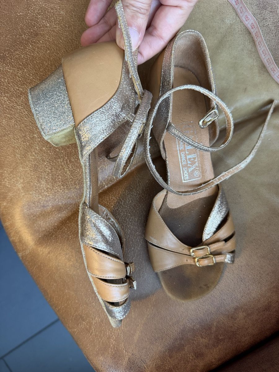 Chaussures filles: Tanzschuhe Leder – D'occasion à Obfelden par tan_9lj9 1