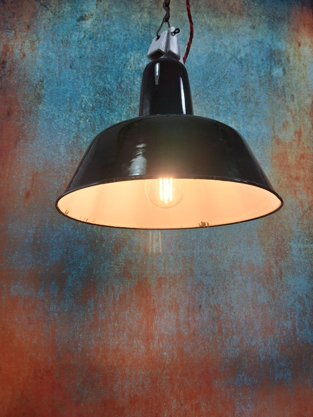 Lampen: Restaurierte Emaille Industrie Lampe – Gebraucht aus Winterthur von lampenretter