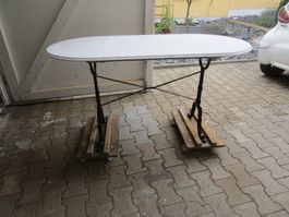 Aufgefrischter Ovaler Marmortisch mit Eisengussfuss