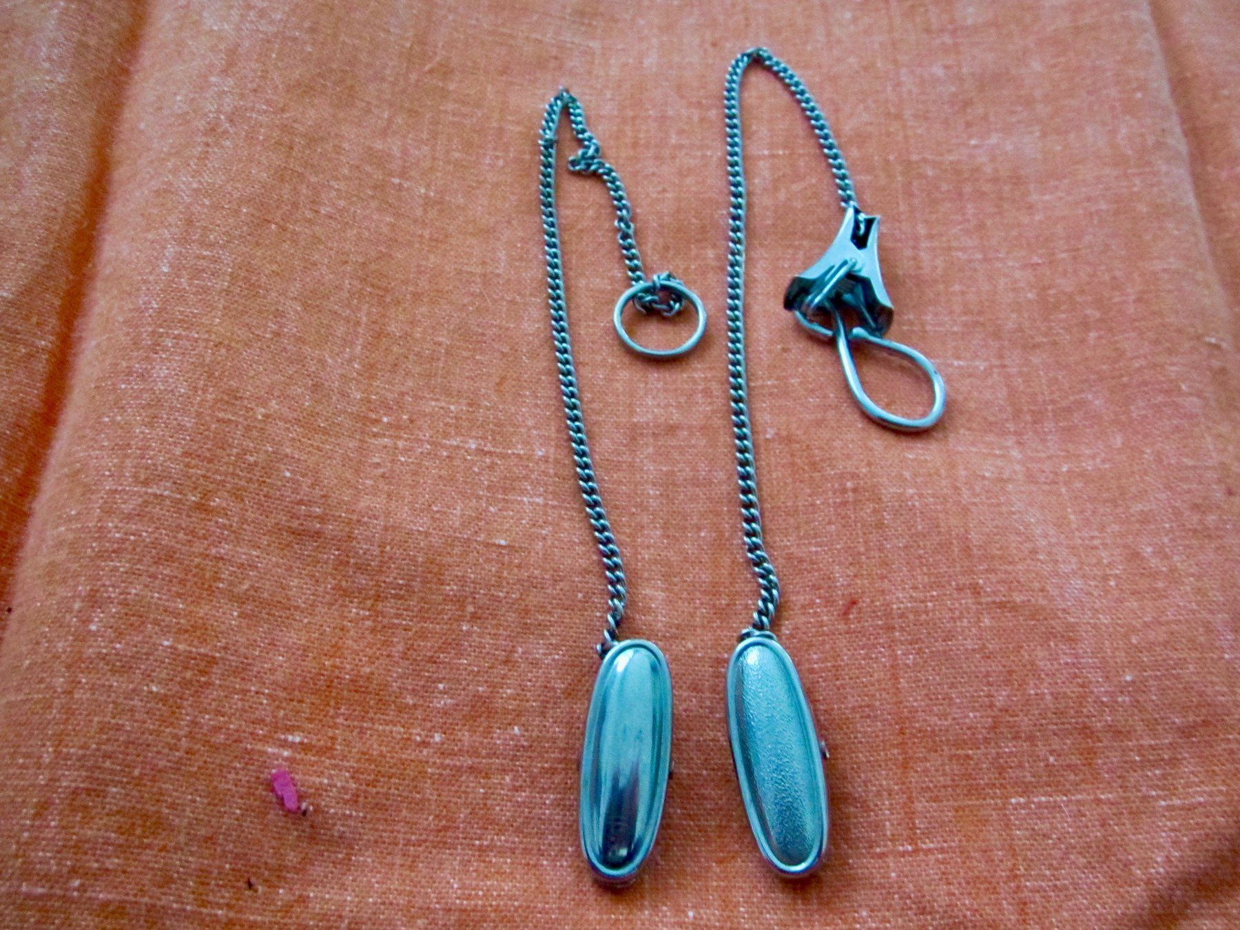 Greifer: 2 PINCES A CRAVATE OU SERVIETTE ? – Gebraucht aus Murten von Selliot