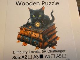Wooden-Puzzle-Holzpuzzle-schwarze Katze auf Büchern 28x28cm