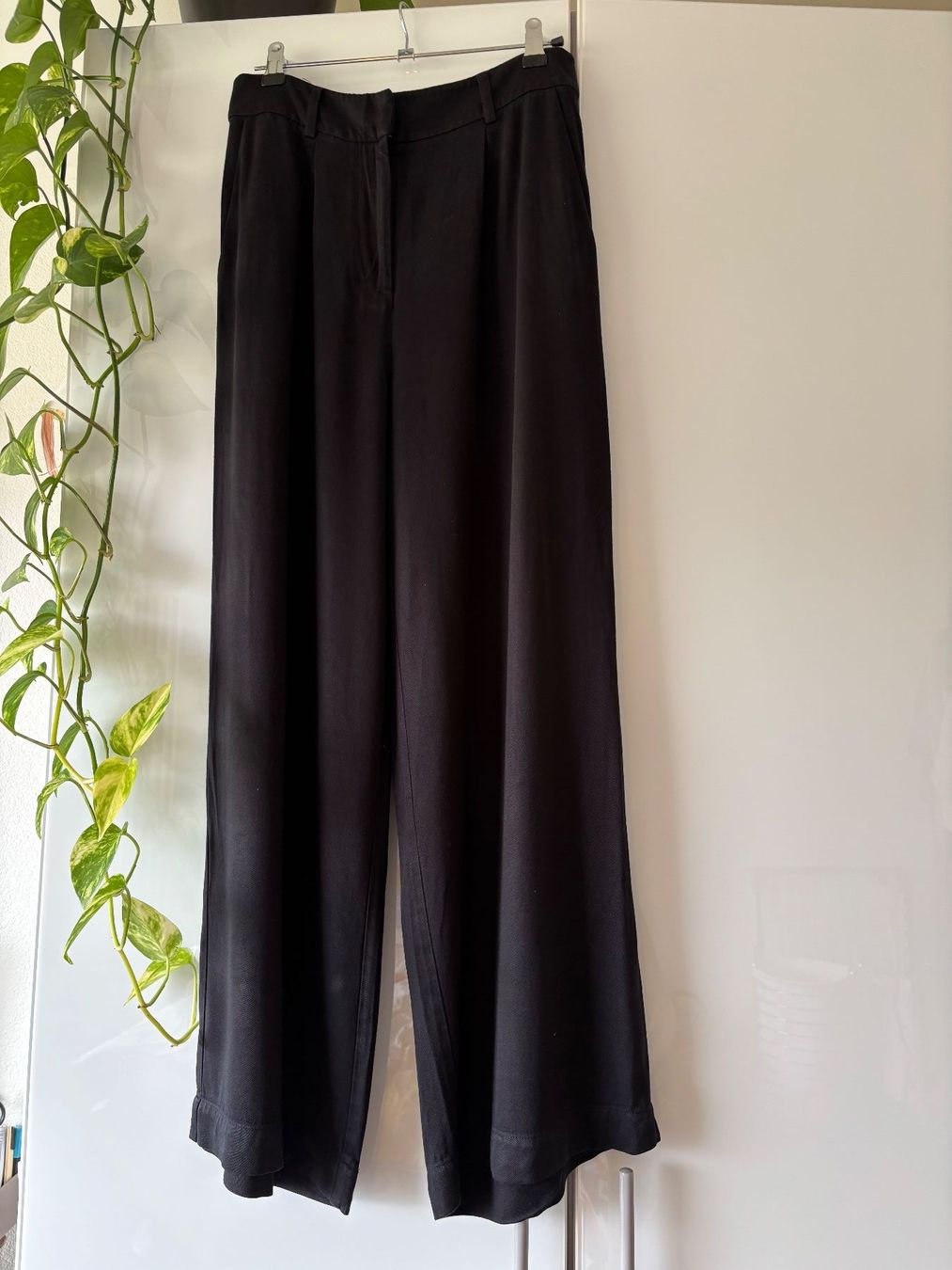 Pantaloni: EDITED schwarze Stoffhose Gr. 38 – Usato da Zürich venduto da missmodernage