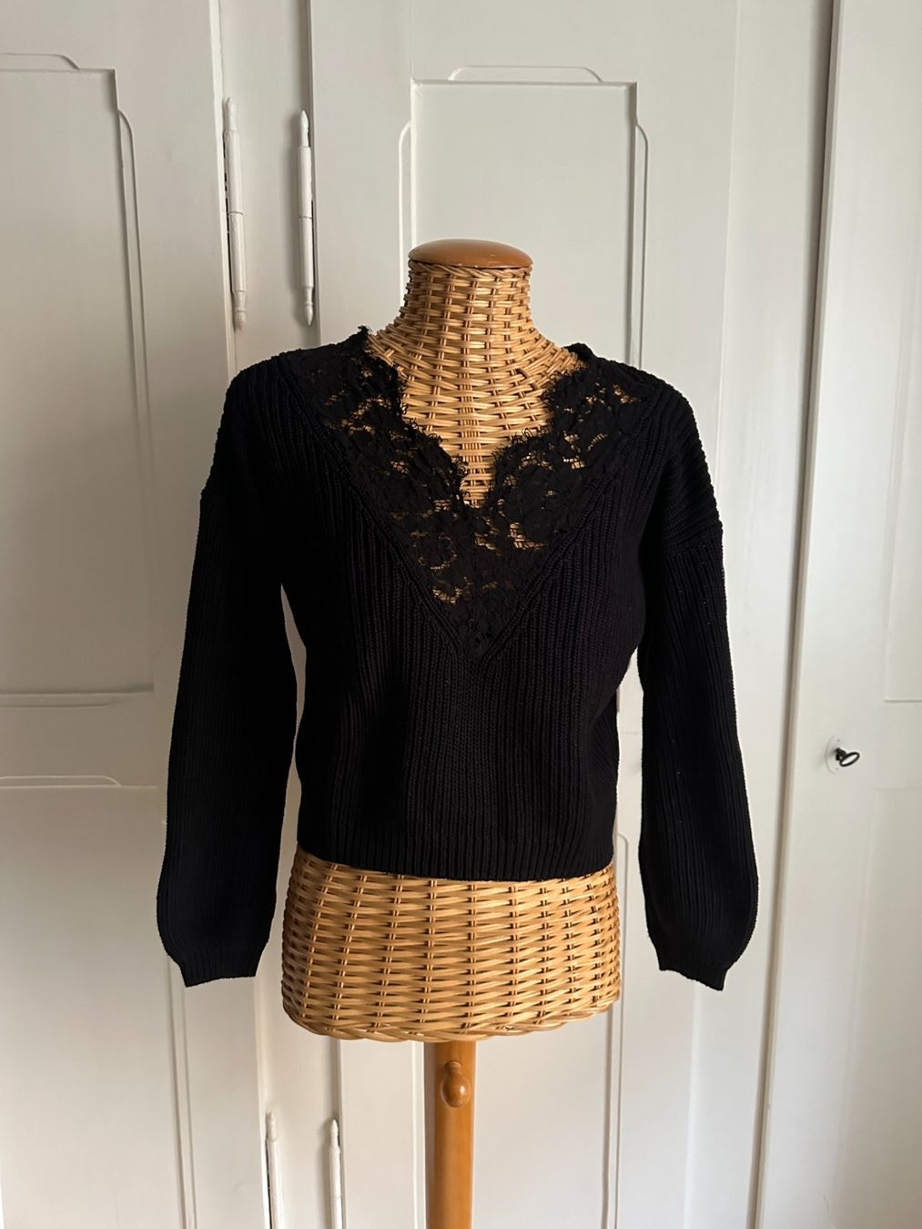 Only Maglioni & Felpe: ONLY - cropped Strickpullover schwarz mit Spitze XS – Usato da Zürich venduto da Diazaio