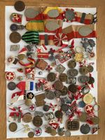 collection d'insignes et médailles et pins