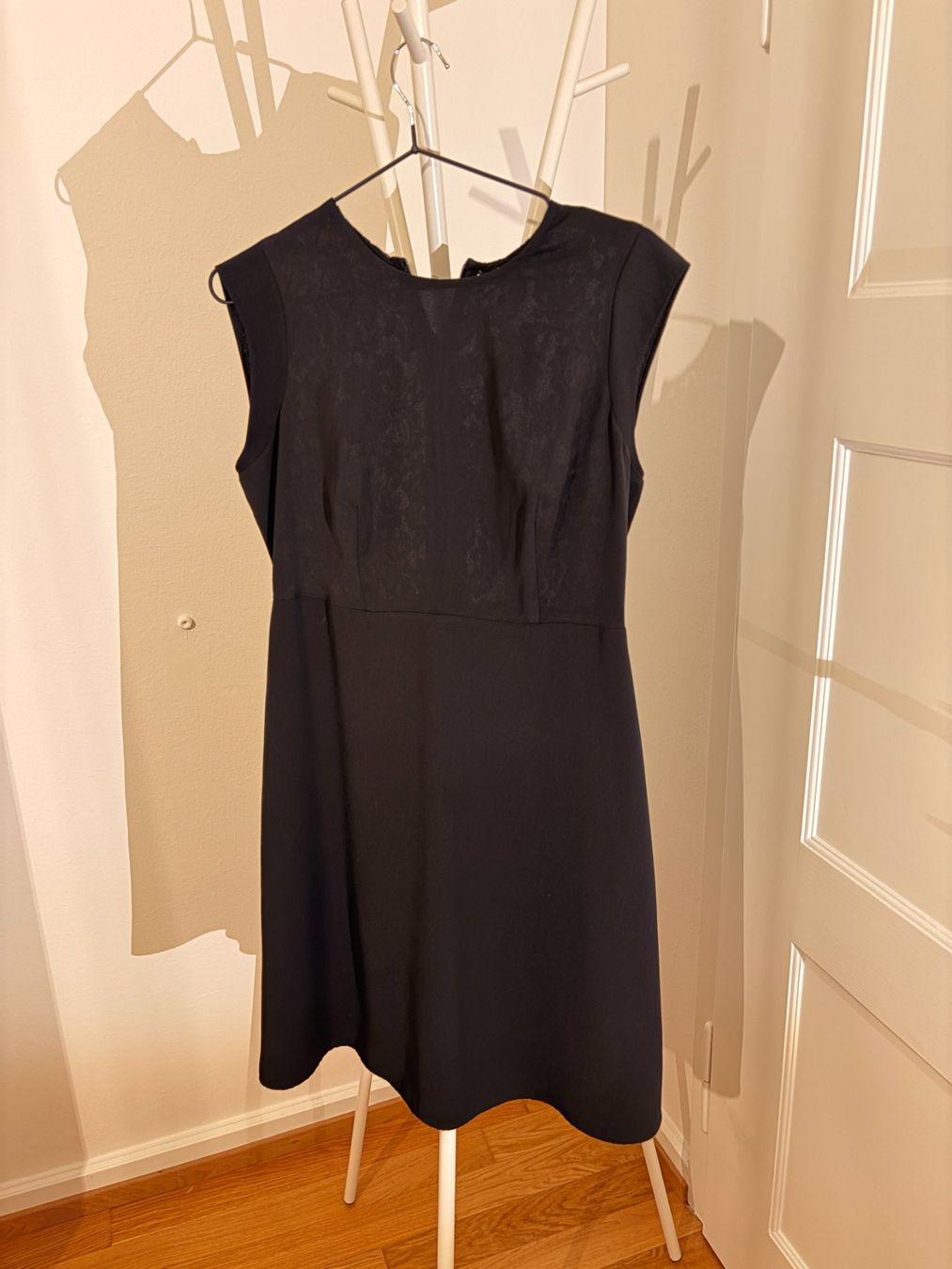 Kleider: Schlichtes schwarzes Kleid mit Spitzenrücken – Gebraucht aus Zürich von nic_fpp9