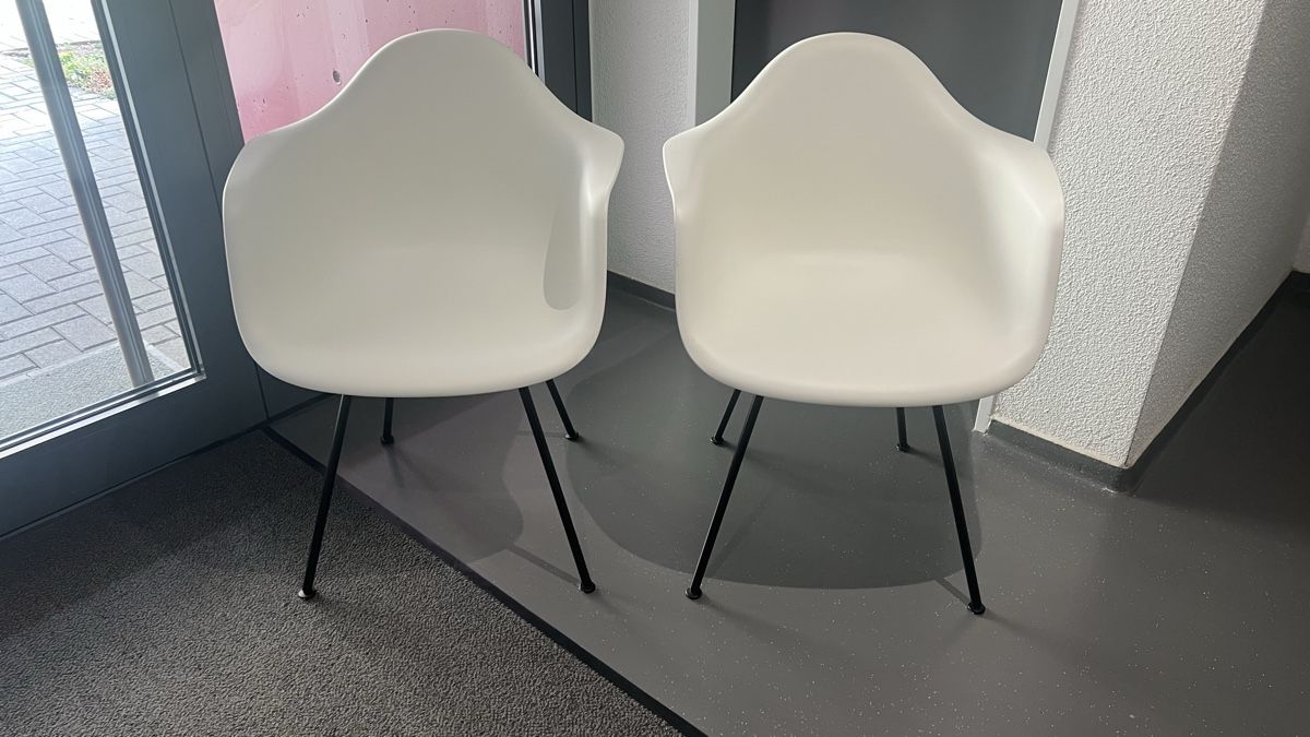 Vitra Chaises: 2x Vitra Eames DAX Stuhl weiss mit schwarzem Gestell – D'occasion à Triengen par chouchou88