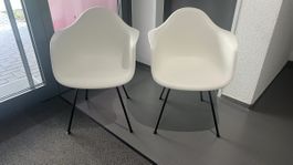 2x Vitra Eames DAX Stuhl weiss mit schwarzem Gestell