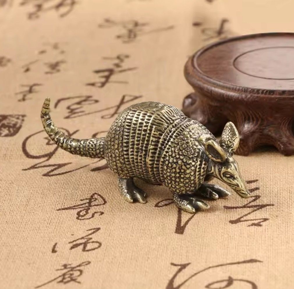 Sculture & Statue: Tatou en bronze – Nuovo e nell'imballaggio originale da Vernier venduto da 19pigments
