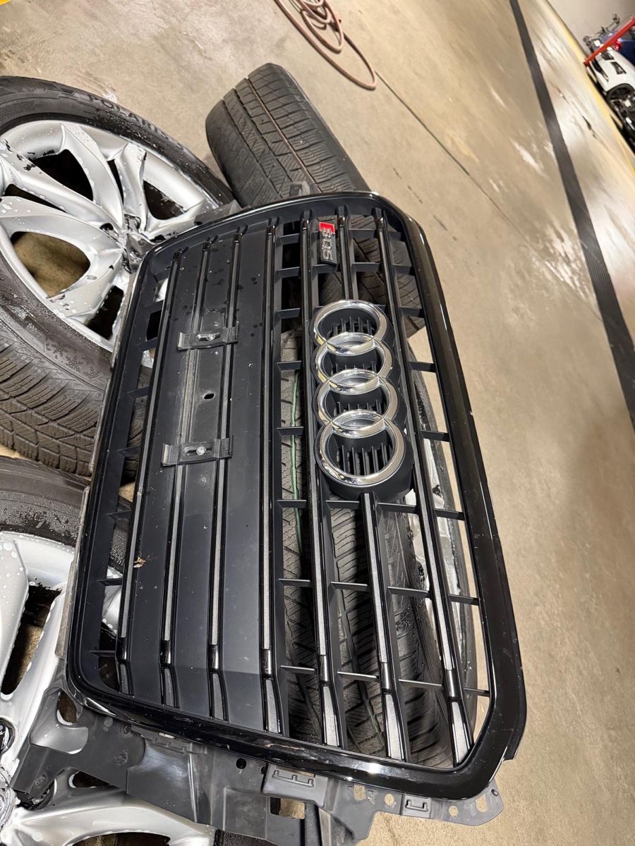 Audi Toutes les pièces auto: Kühlergrill Audi SQ5 schwarz  – D'occasion à Attikon par Arlindboss