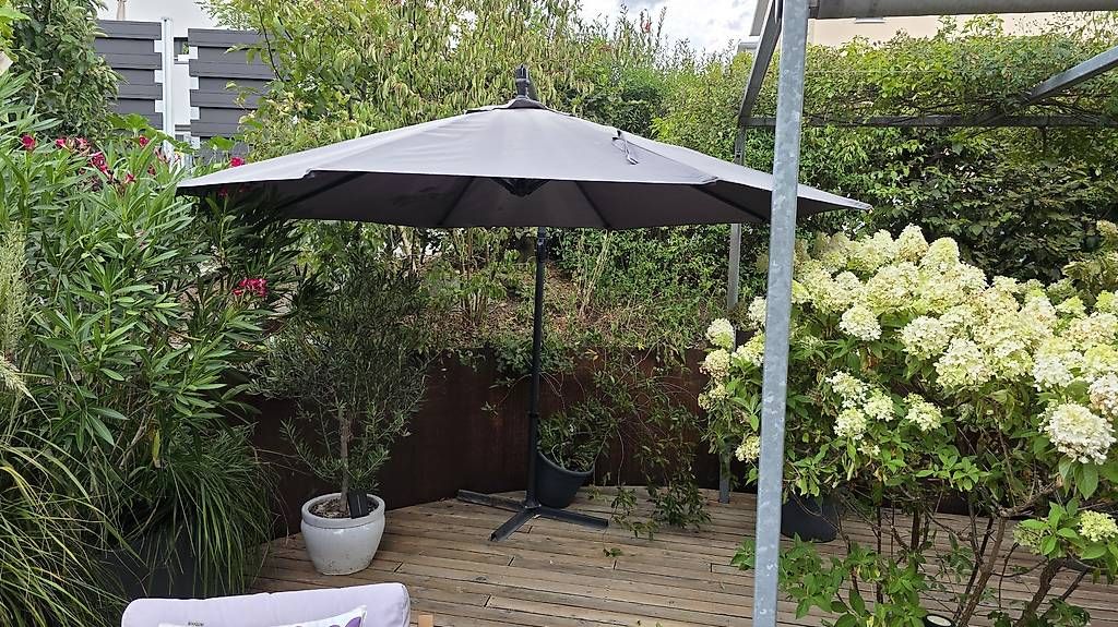 Sonnenschirme: Sonnenschirm mit Fuss – Gebraucht aus Wetzikon ZH von Bonsai1990