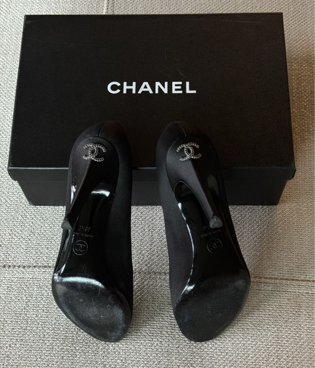Chanel Scarpe da donna: Escarpins Chanel satin noir logo strass – Usato da Villars-sur-Glâne venduto da Sunshine-8 6