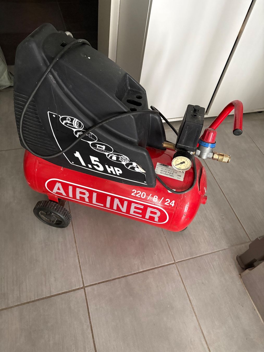 Compressori: Airliner Kompressor 24L  8 bar 1.5 HP fahrbar – Usato da Münchwilen TG venduto da Laty77