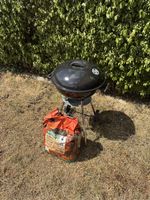 Klassischer Grill inklusive Holzkohle