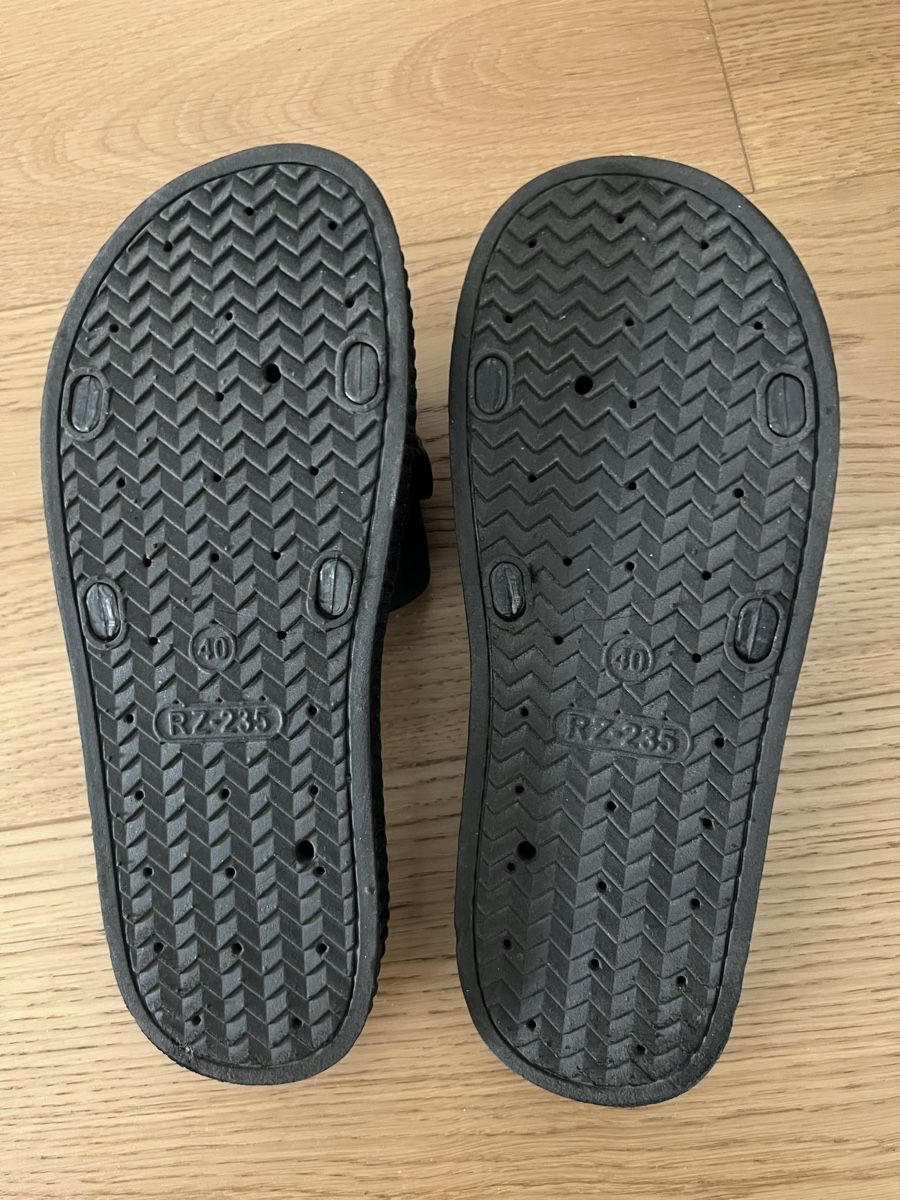 Scarpe da donna: Slippers schwarz Grösse 40 – Usato da Emmen venduto da lor_dk57 2