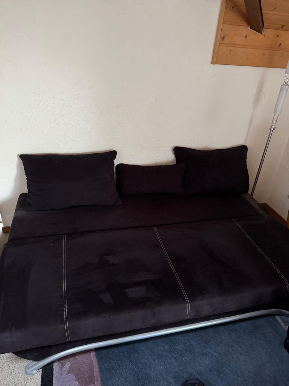 Divani: Schlafsofa schwarz, ausziehbar – Usato da Hellbühl venduto da Hellbuehler 1