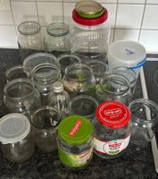 Gläser und Flaschen aus Glas und Kunststoff