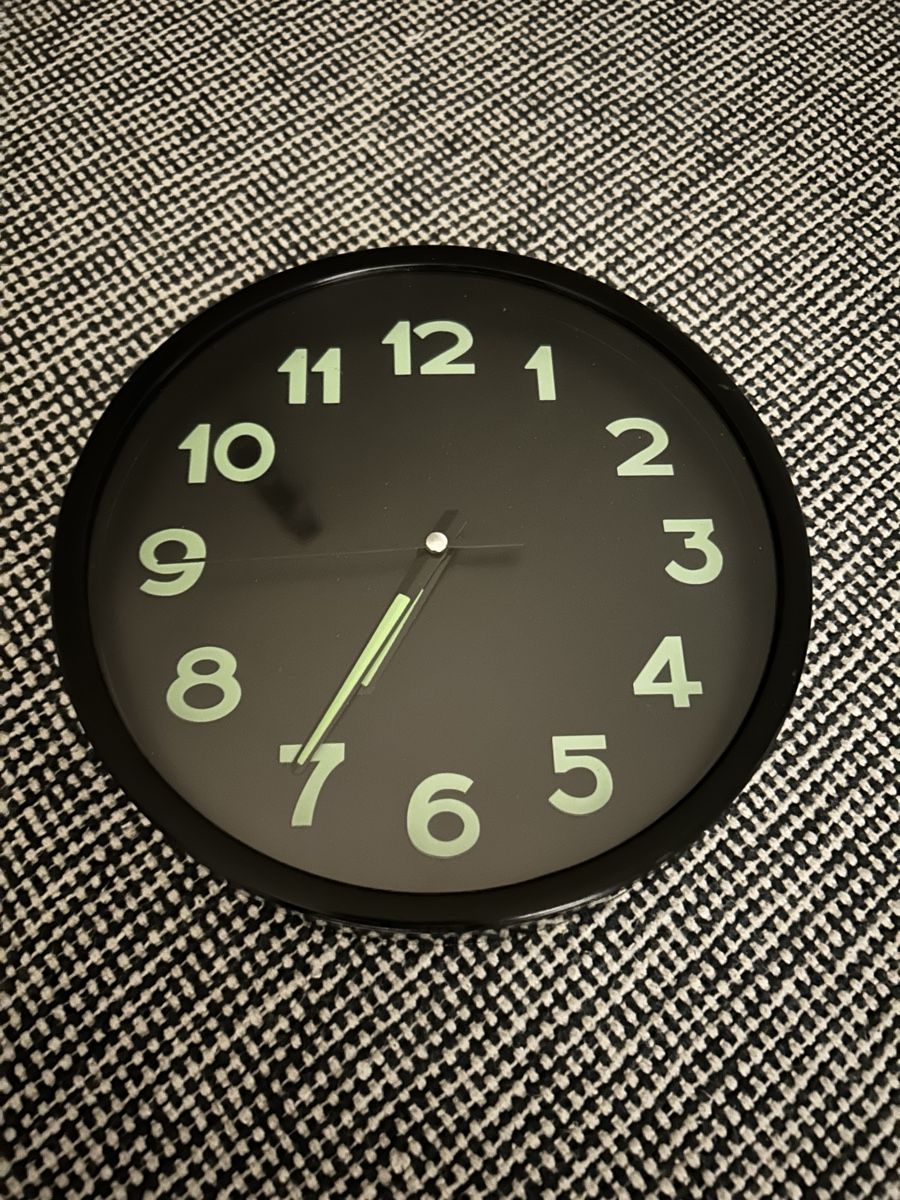 Stand- & Wanduhren: Wall Clock Black Round Face Luminous Numbers 12 Hour – Gebraucht aus Zürich von mar_d7zz